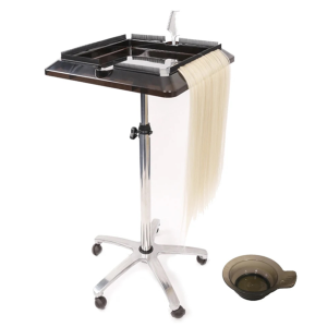 Apprendista professionista per l'applicazione delle extension per capelli